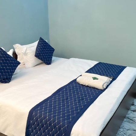 Hotel Abhinandan Индор Екстериор снимка