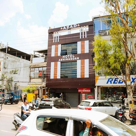 Hotel Abhinandan Индор Екстериор снимка