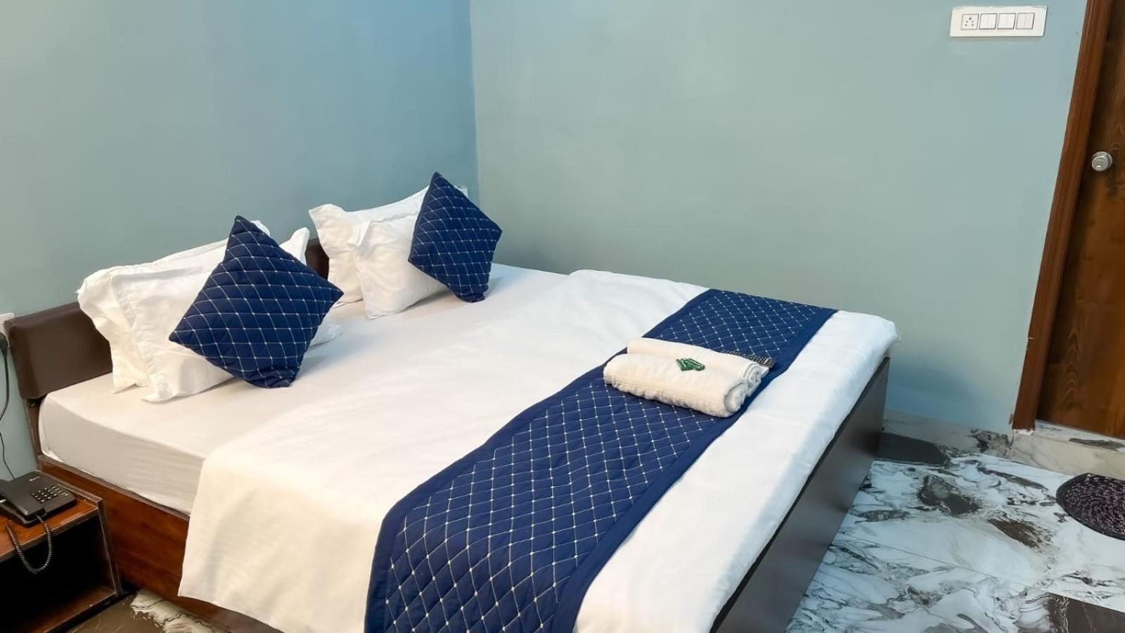 Hotel Abhinandan Индор Екстериор снимка
