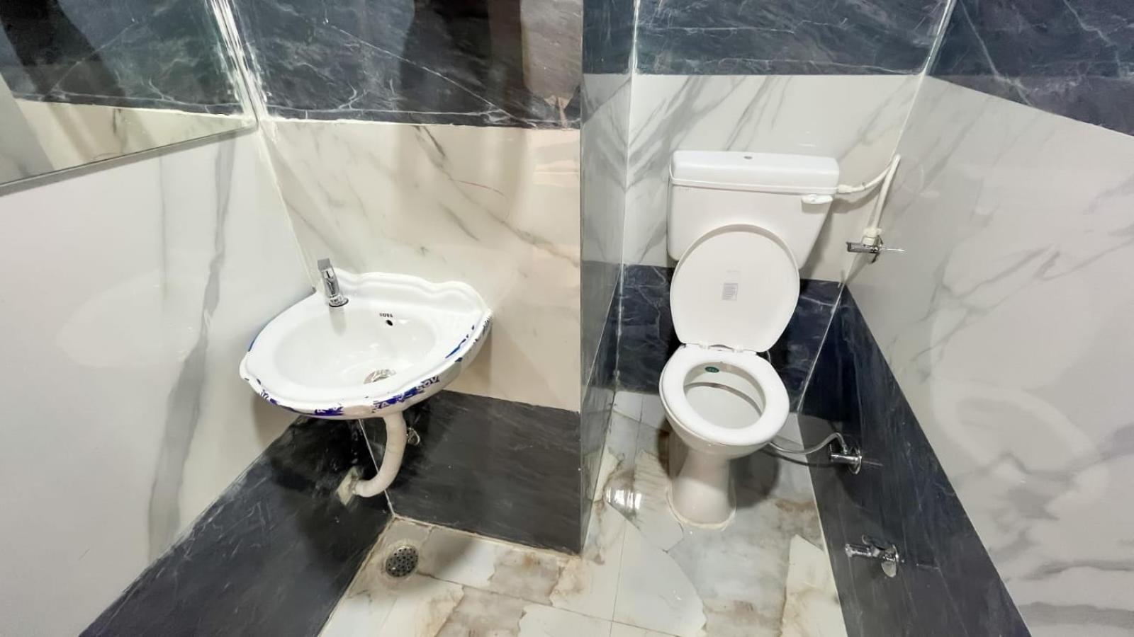 Hotel Abhinandan Индор Екстериор снимка