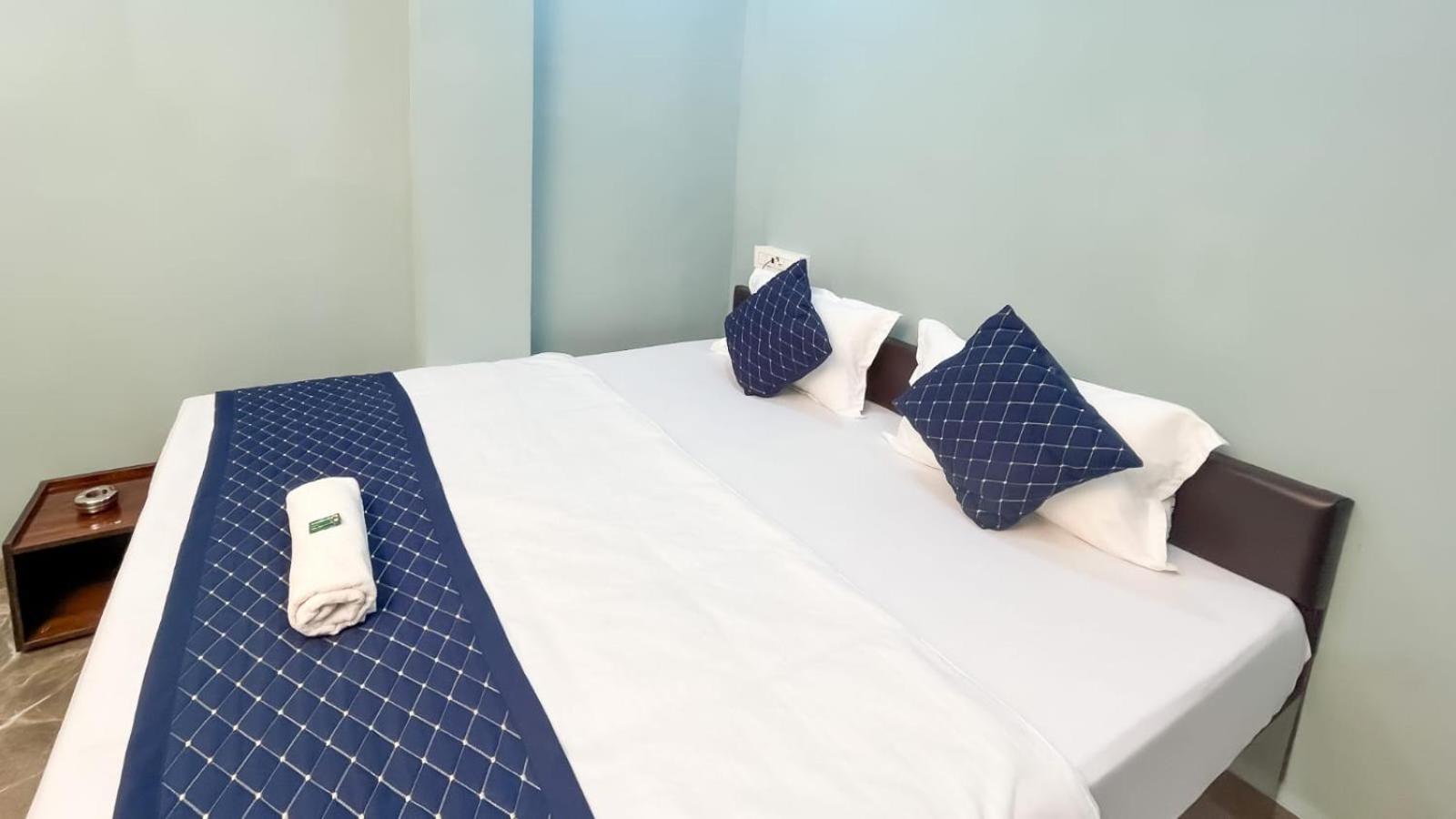 Hotel Abhinandan Индор Екстериор снимка