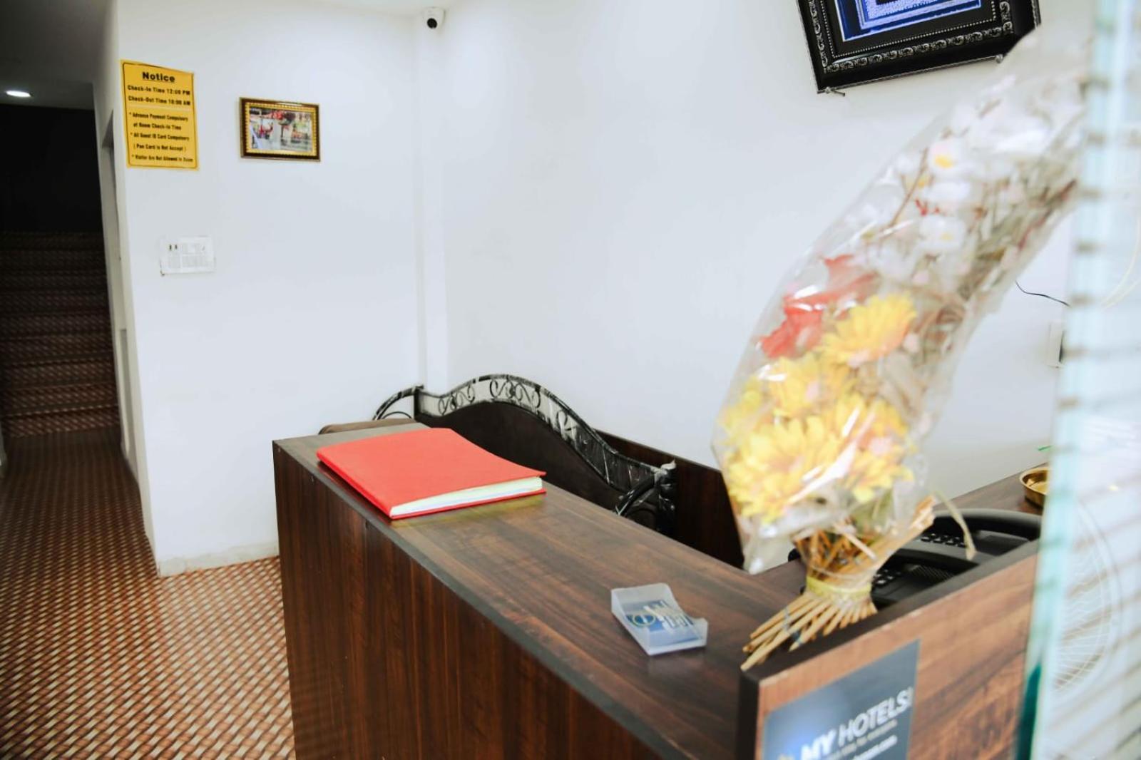 Hotel Abhinandan Индор Екстериор снимка