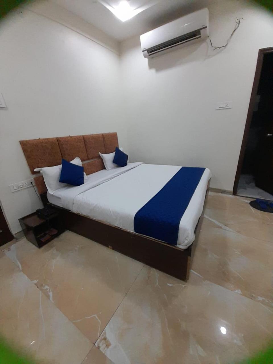 Hotel Abhinandan Индор Екстериор снимка
