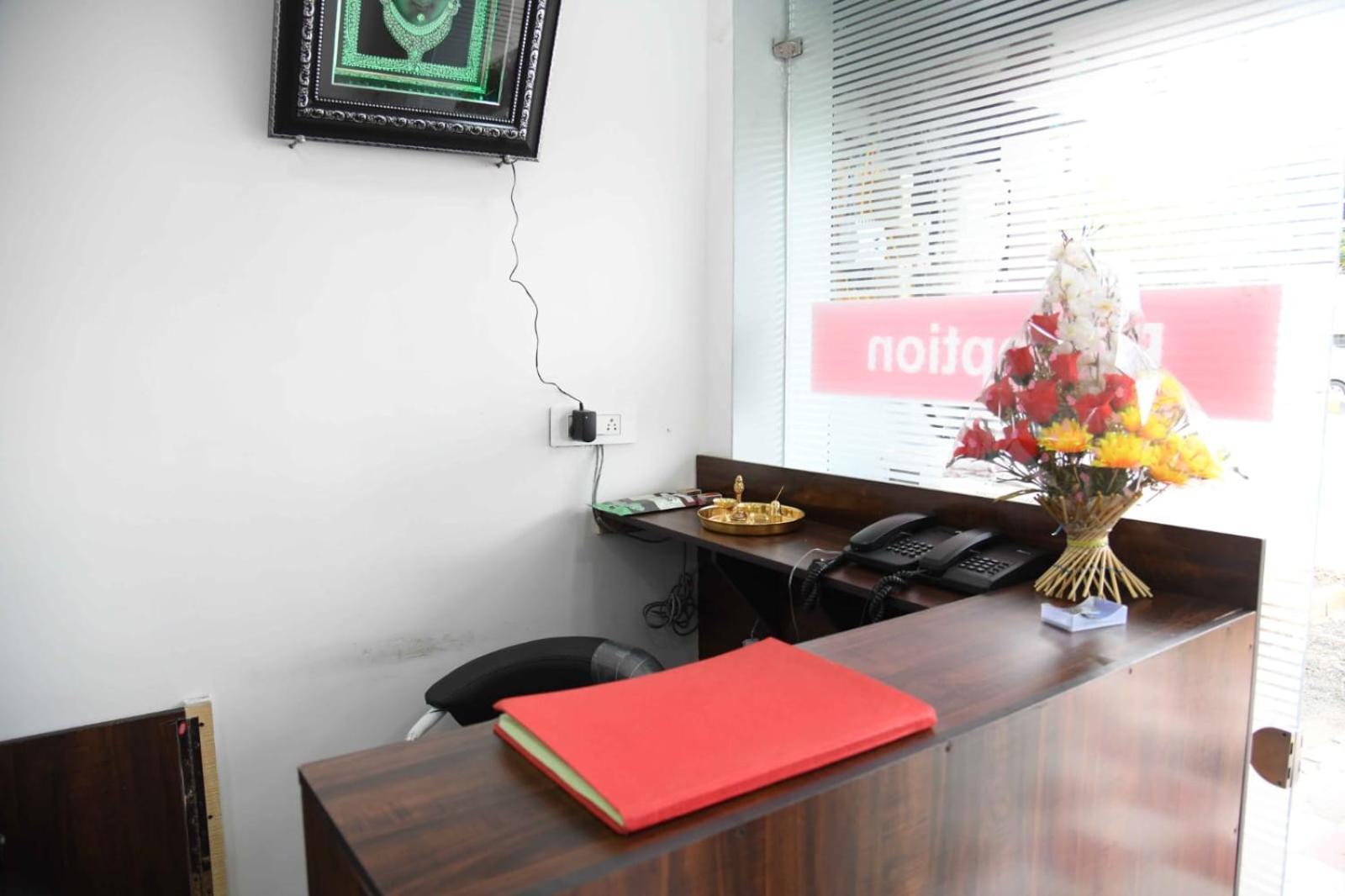 Hotel Abhinandan Индор Екстериор снимка